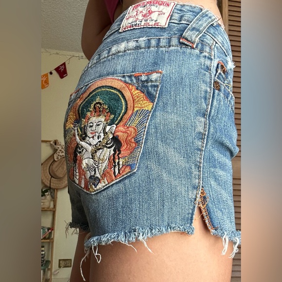 True Religion Buddha Shorts in Size 28 - Picture 3 of 6